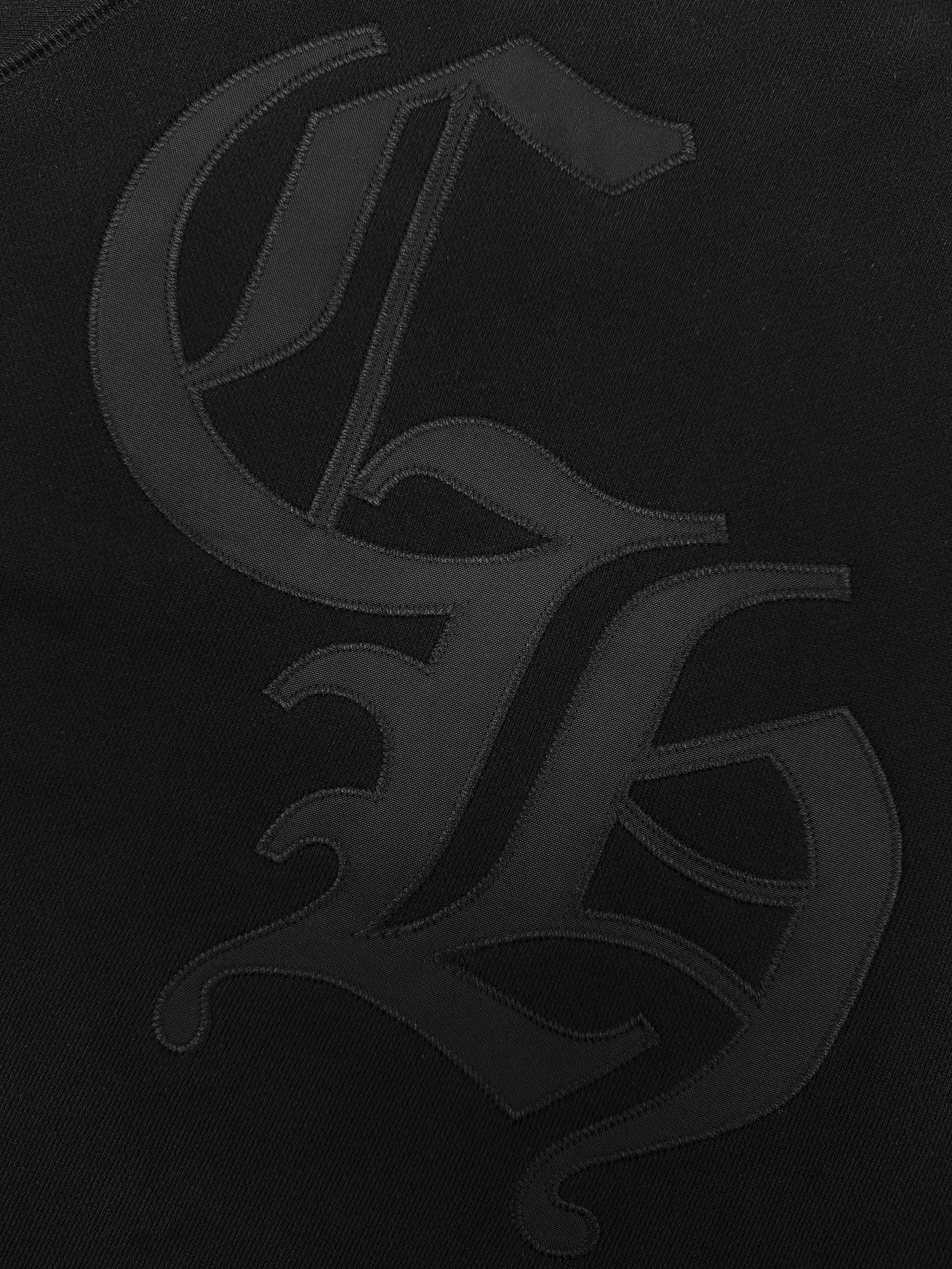 P390 Chrome Hearts Logo Round Neck Sweatshirt Customized heavy fortress intertwined air cotton, full of texture, heavy and solid, with classic black as the curtain, giving a deep sense of luxury. With the Chrome Hearts cross patch embroidery decoration on the chest, it becomes the ultimate interpretation of the dark Gothic style. The CH Gothic font is the finishing touch on the back panel, making the totem the focal point of your spirit. The logo iron plate sways slightly with the swing of the body, adding a sense of movement and vitality. Unobtrusive but with an indescribable aura, interpreting the perfect blend of retro and luxury. Process 1: Using imported machine patch embroidery technology, using advanced computer control systems and precision mechanical components to realize the Chrome Hearts logo patch embroidery operation, showing an embroidery effect with both clarity and three-dimensionality. Process 2: The fabrics have been washed and have a better hand feel. Not easy to deform, not easy to shrink, not easy to fade, and maintain long-term beauty. Accessories: Customized 1:1 CH iron plate Customized 1:1 CH trademark Fit: Loose fit Size: S M L XL Style number: CC917